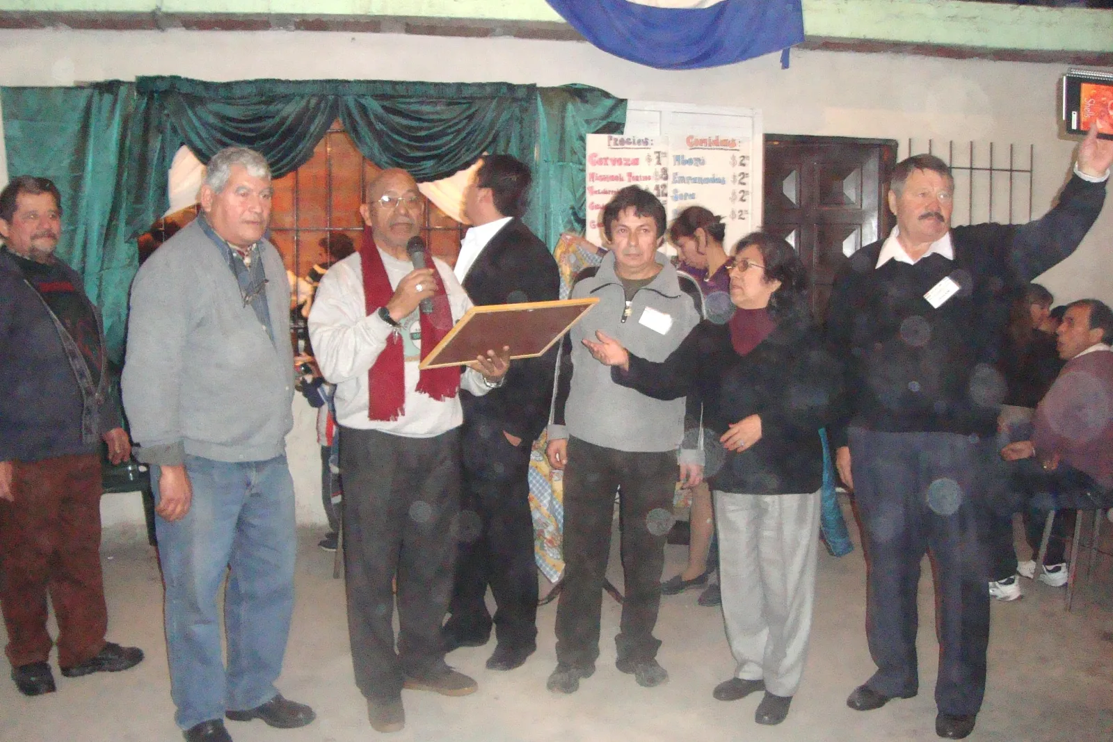 17-aniversario-ava-caty-nee-02 El Centro Amigos Guaireños entregó una plaqueta recordatoria. De izq. a derecha: Pablo Villalba y Ramón Rojas, Vicepresidente y presidente respectivamente de los guaireños; Pilú Vera, Presidente de Avá Caatý Ñe’é, Ramira Rejala, Vicepresidenta 1ª del Centro Amigos Guaireños y Rosendo Morínigo, Vocal 1º de Avá Caatý Ñe’é.