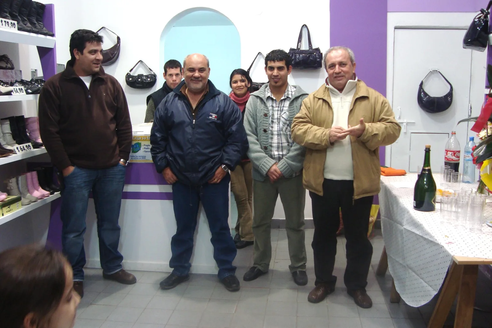 de-la-cruz-dorking-nuevo-local-03 En la inauguración, un directivo exponiendo a sus invitados el historial de la empresa