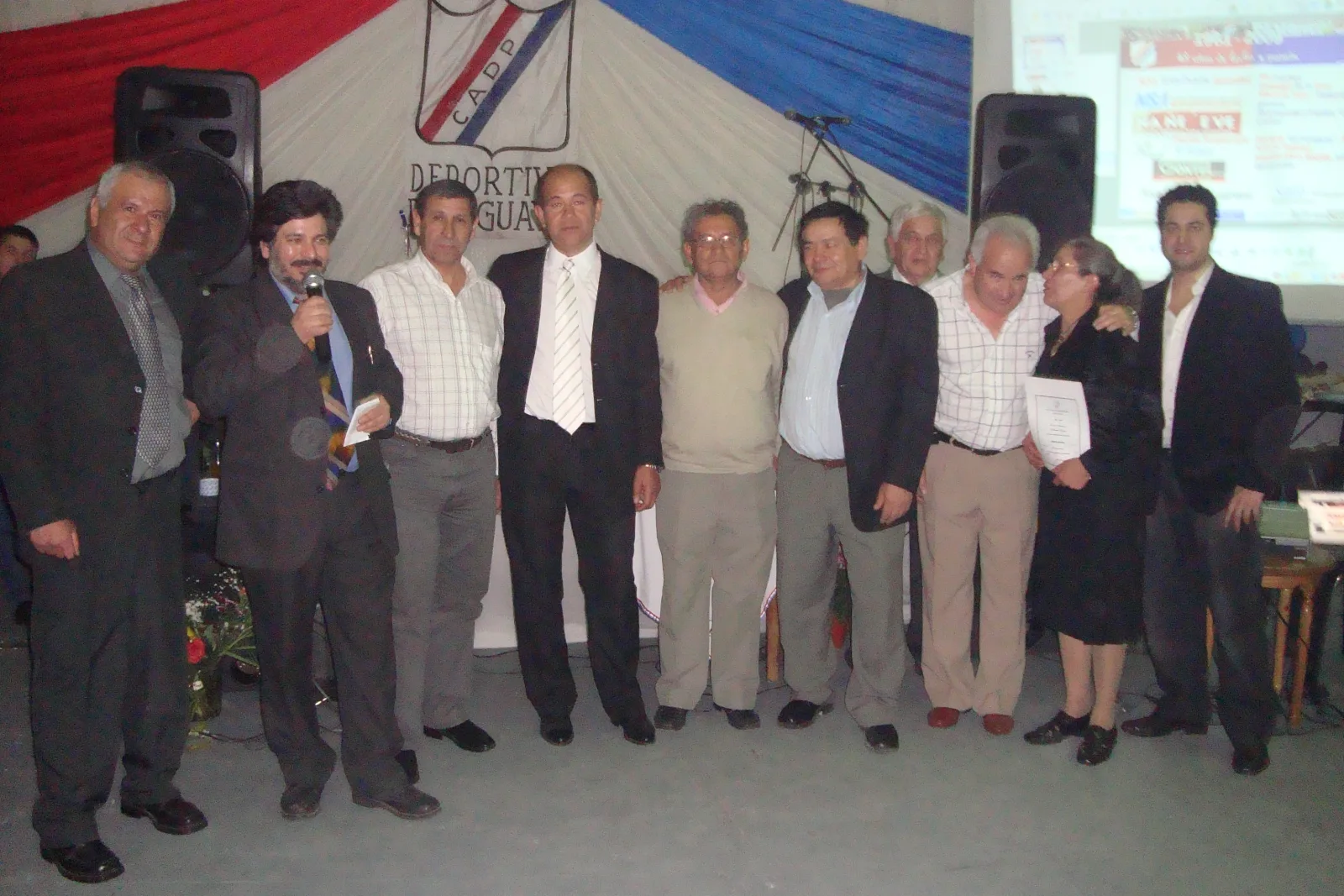 Depo Fiesta aniversario 09 - Colaboradores El presidente del Club (centro) con colaboradores que hacen posible las mejoras introducidas en la institución