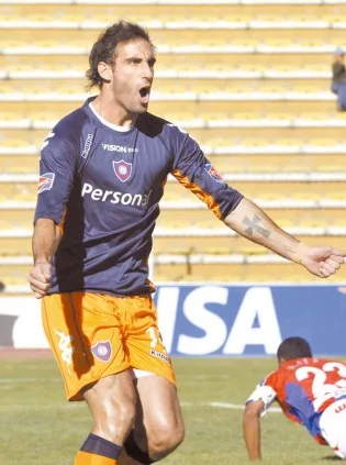 PER. DEPORTES 09 - CERRO El goleador Roberto Nanni lanacion.com.py)