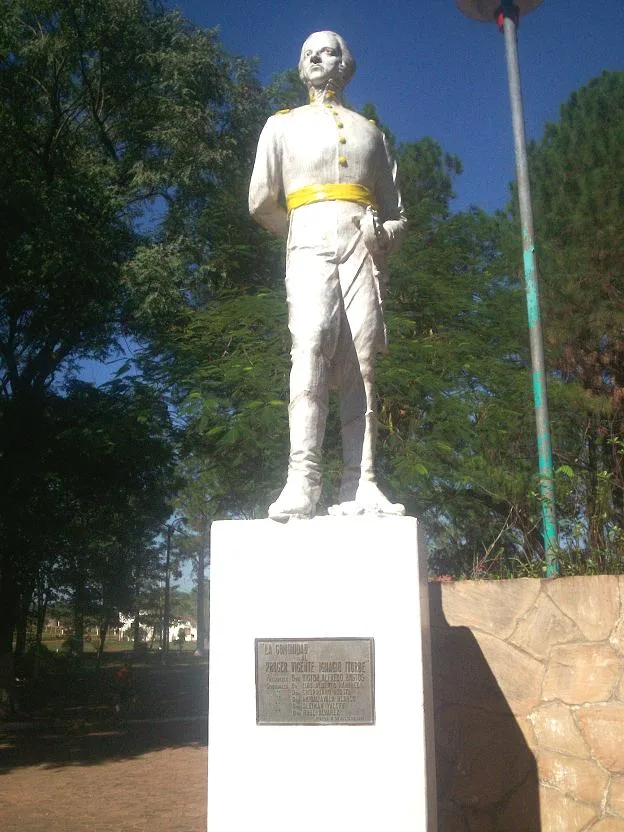 iturbe-05 Monumento a Vicente Ignacio Iturbe, erigido en la plaza principal de la ciudad.