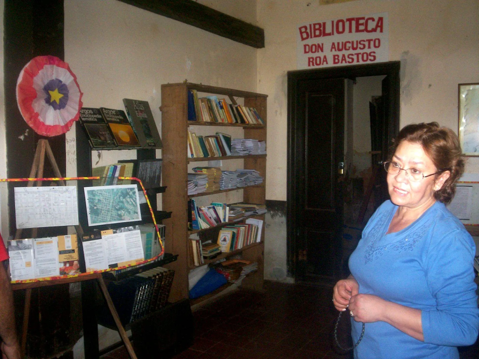 iturbe-07 Reina Gallinar, en la Biblioteca Augusto Roa Bastos, contándonos la historia del distrito
