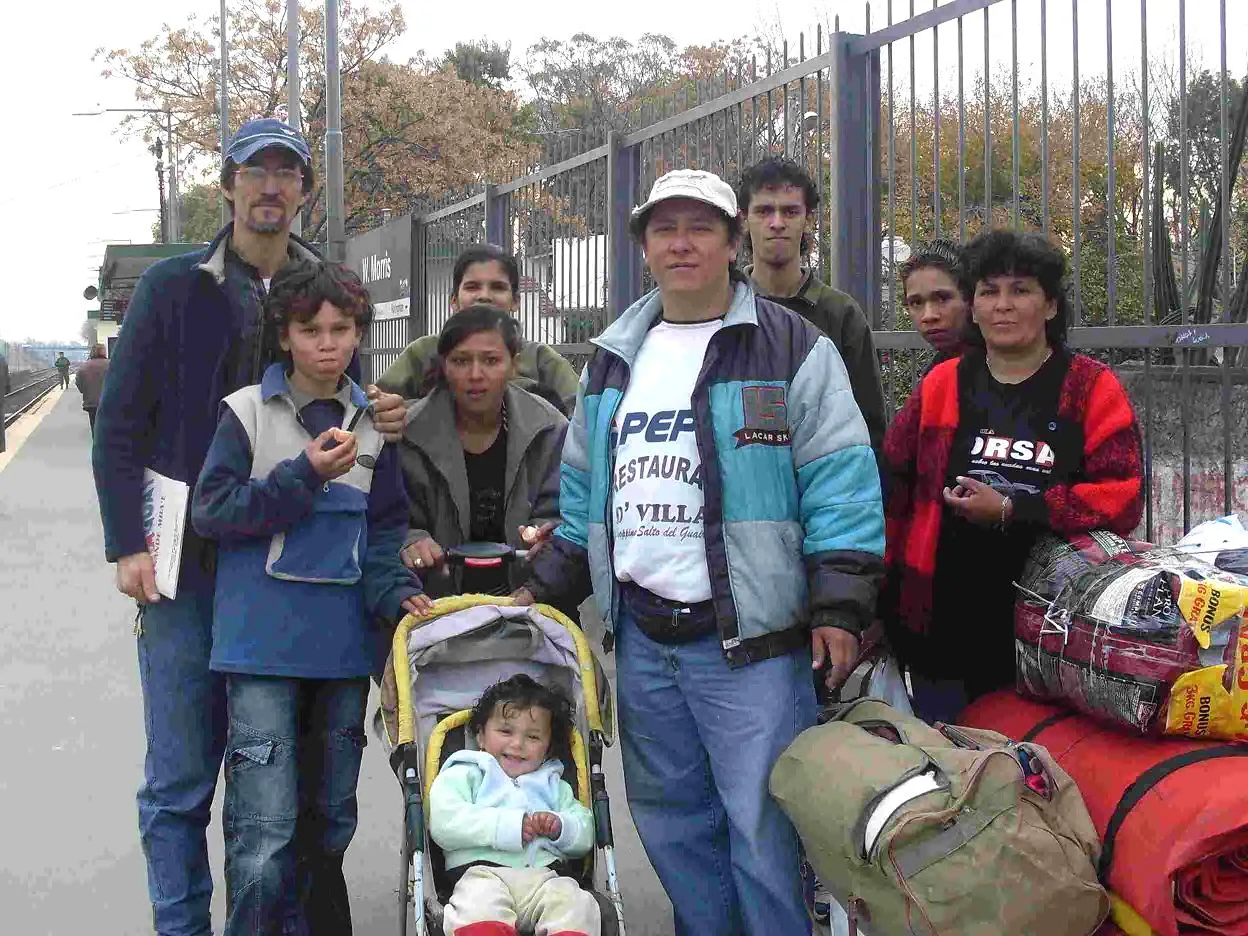 repatriados-al-paraguay Pili Romero Alvarenga (parado, a la izquierda), acompañando a la familia en la Estación de tren William C. Morris