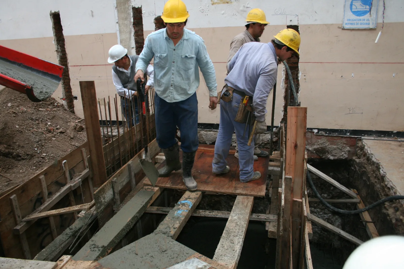 Isidro 09 - obra casapá. 1 Inspeccionando los lugares donde rellenar