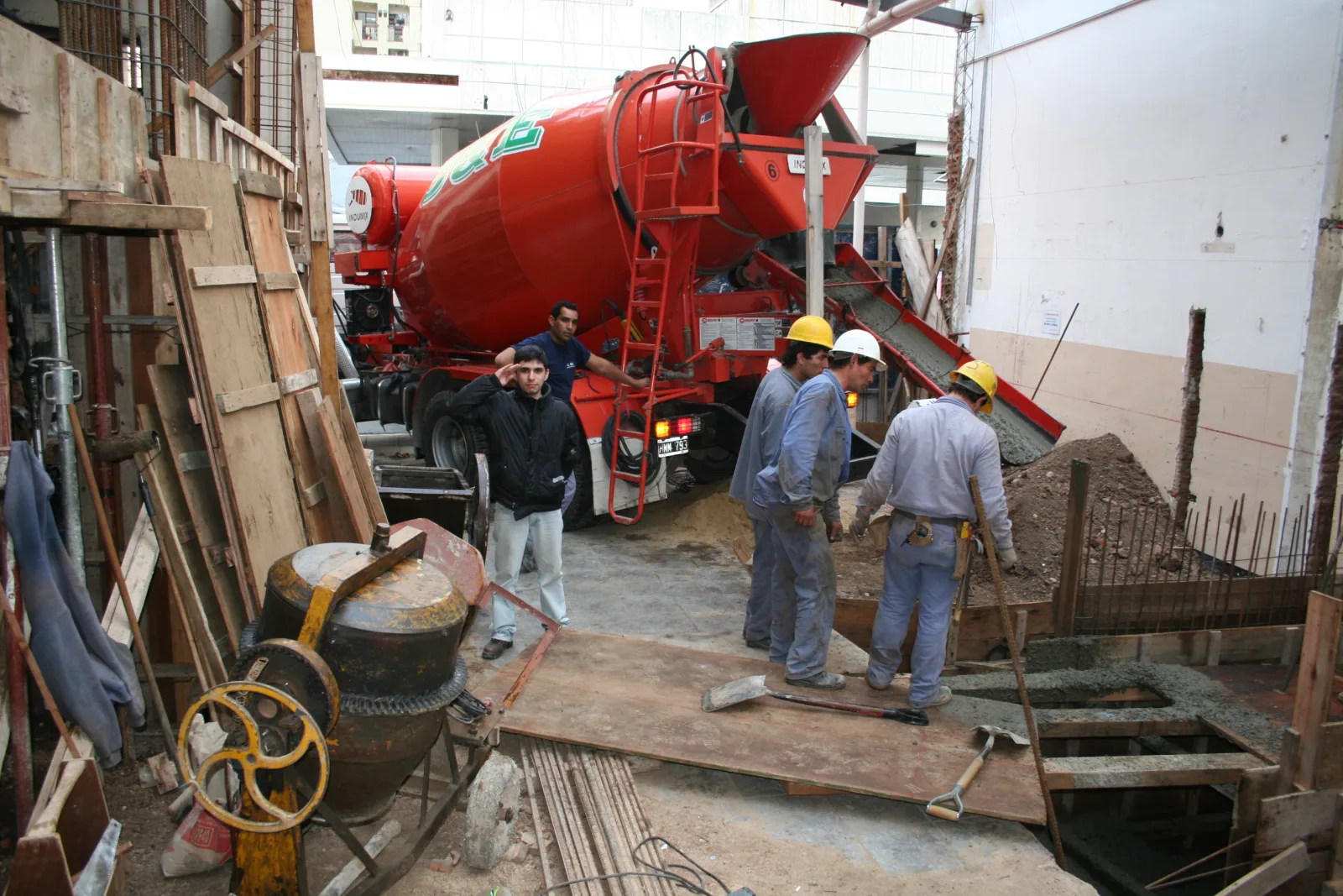 Isidro 09 - obra casapá. 2 Hormigonera en plena descarga (foto Oscar)
