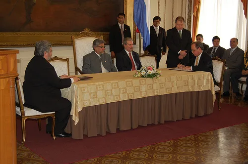 Itaipú foto nota reversal Héctor Lacognata y Eduardo Dos santos, en los extremos, firmando las notas. En el centro Fernando Lugo y Miguel Carrizosa (foto Presidencia)