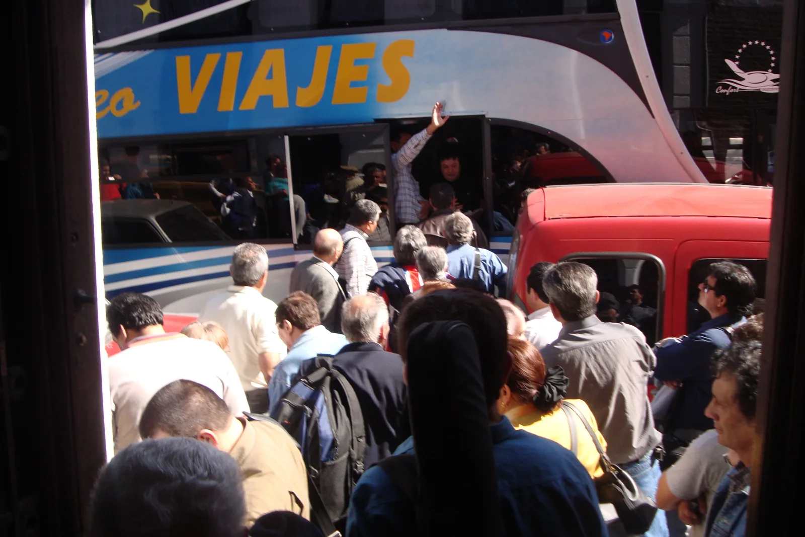 Delegación de paraguayos en Argentina abordando el "Ómnibus de la Esperanza".