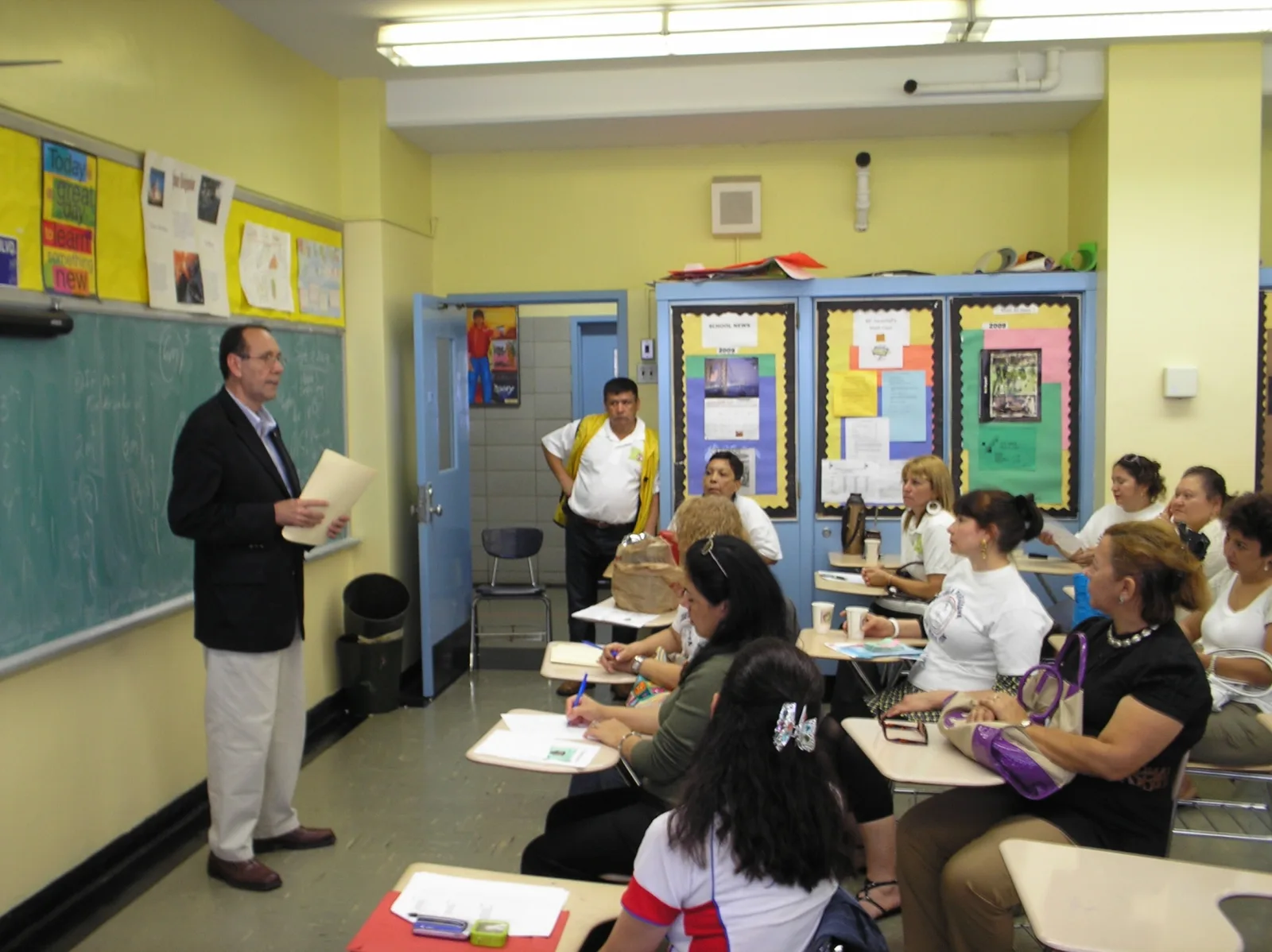 Res. 10 - Nueva york El Arq. Jorge Bosch, dirigiéndose a docentes y alumnos