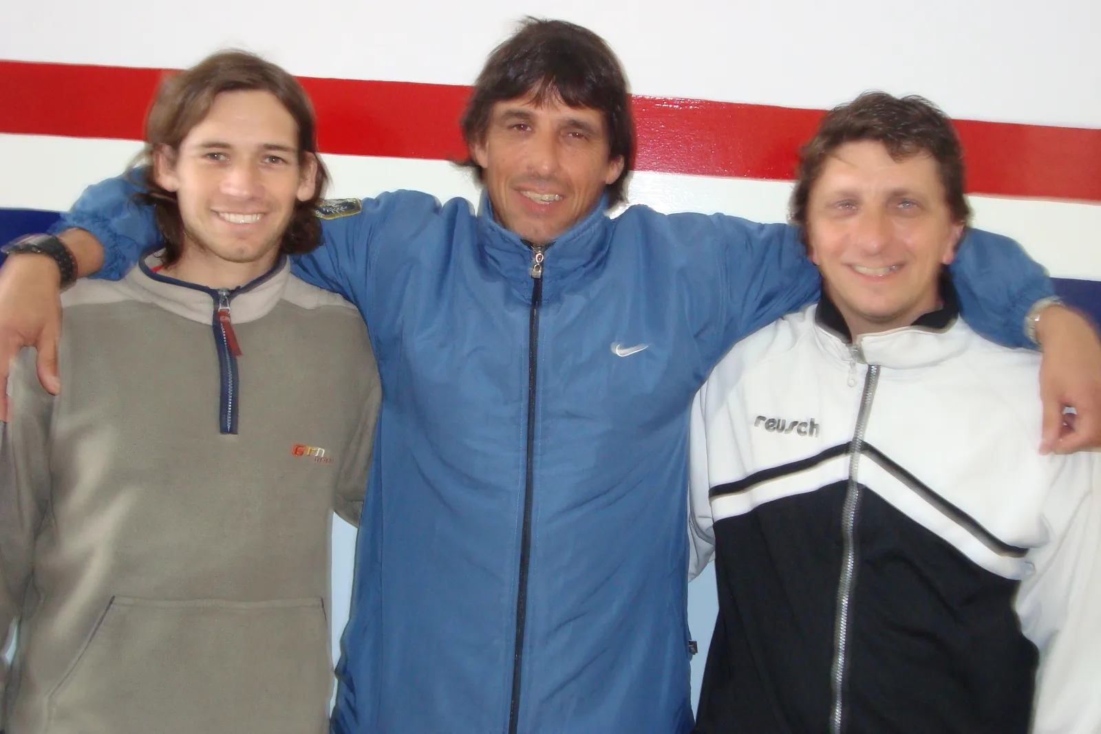 Per. Deportes 10 - DT Luis González (centro) rodeado por los preparadores físicos