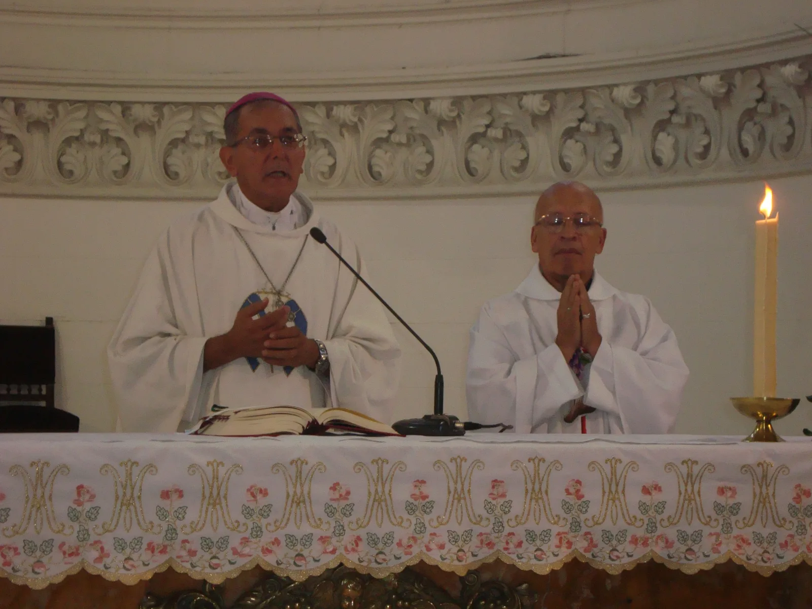 Caacupé - Msñor. Valenzuela Celebrando Misa Concelebrantes: Mñor. Edmundo Valenzuela, Obispo del Vicariato apostólico del Chaco Paraguayo y el reverendo padre Mario Giménez, Capellán del Ejército Argentin