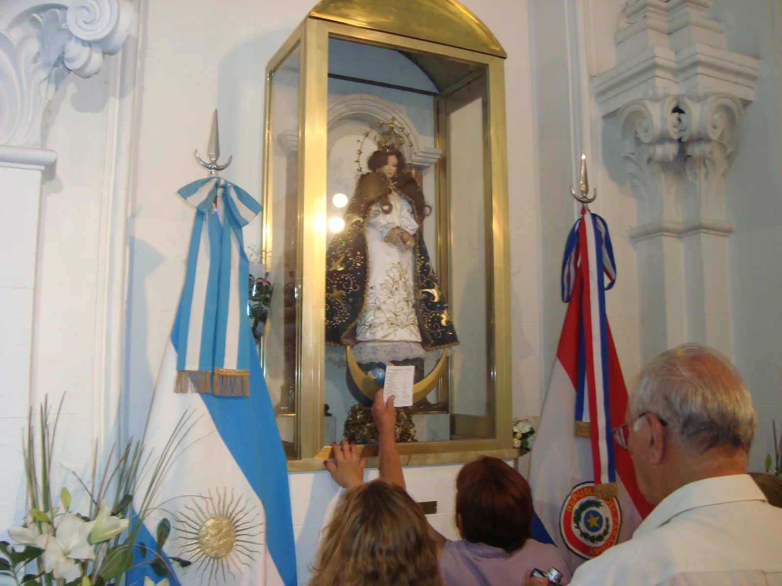 Caacupé - Peticiones a la Virgen Peticiones y agradecimientos de los creyentes