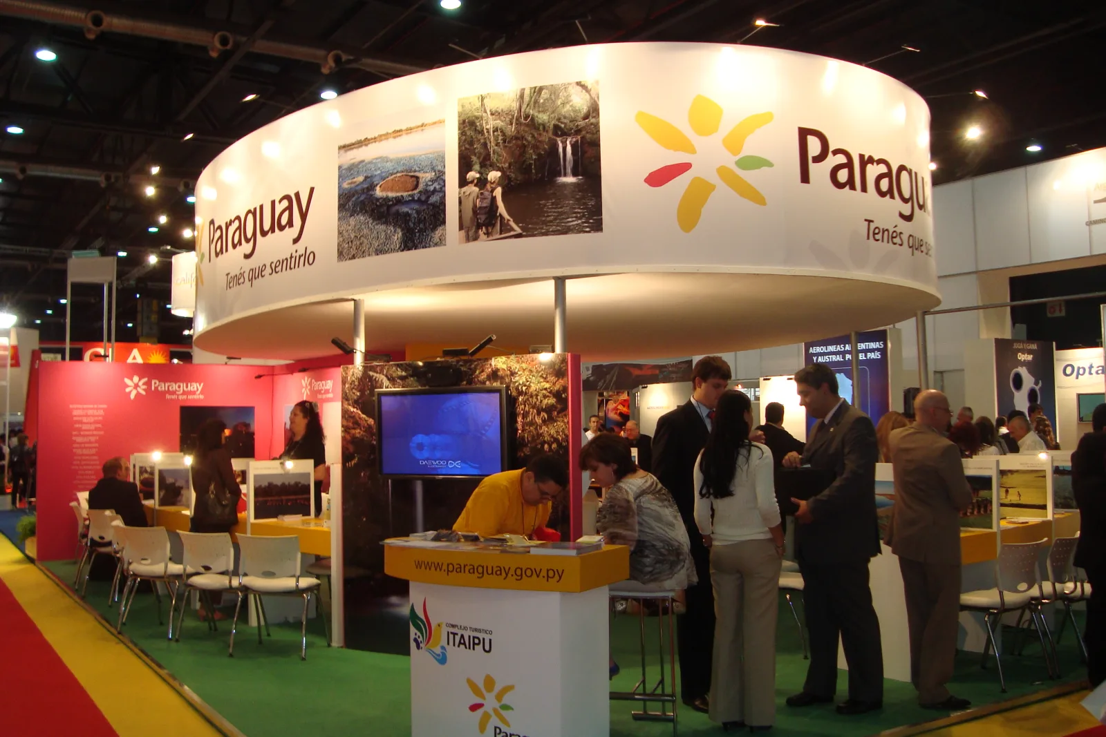 EMBAJADA 12 fit Stand del Paraguay en la Feria