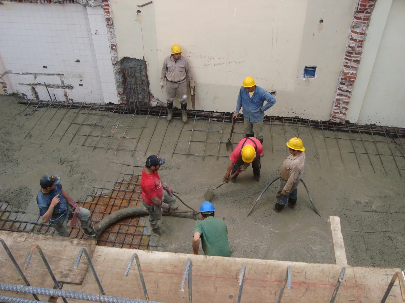 Isidro 001 - loza VA Hombres trabajando en la penúltima loza del edificio
