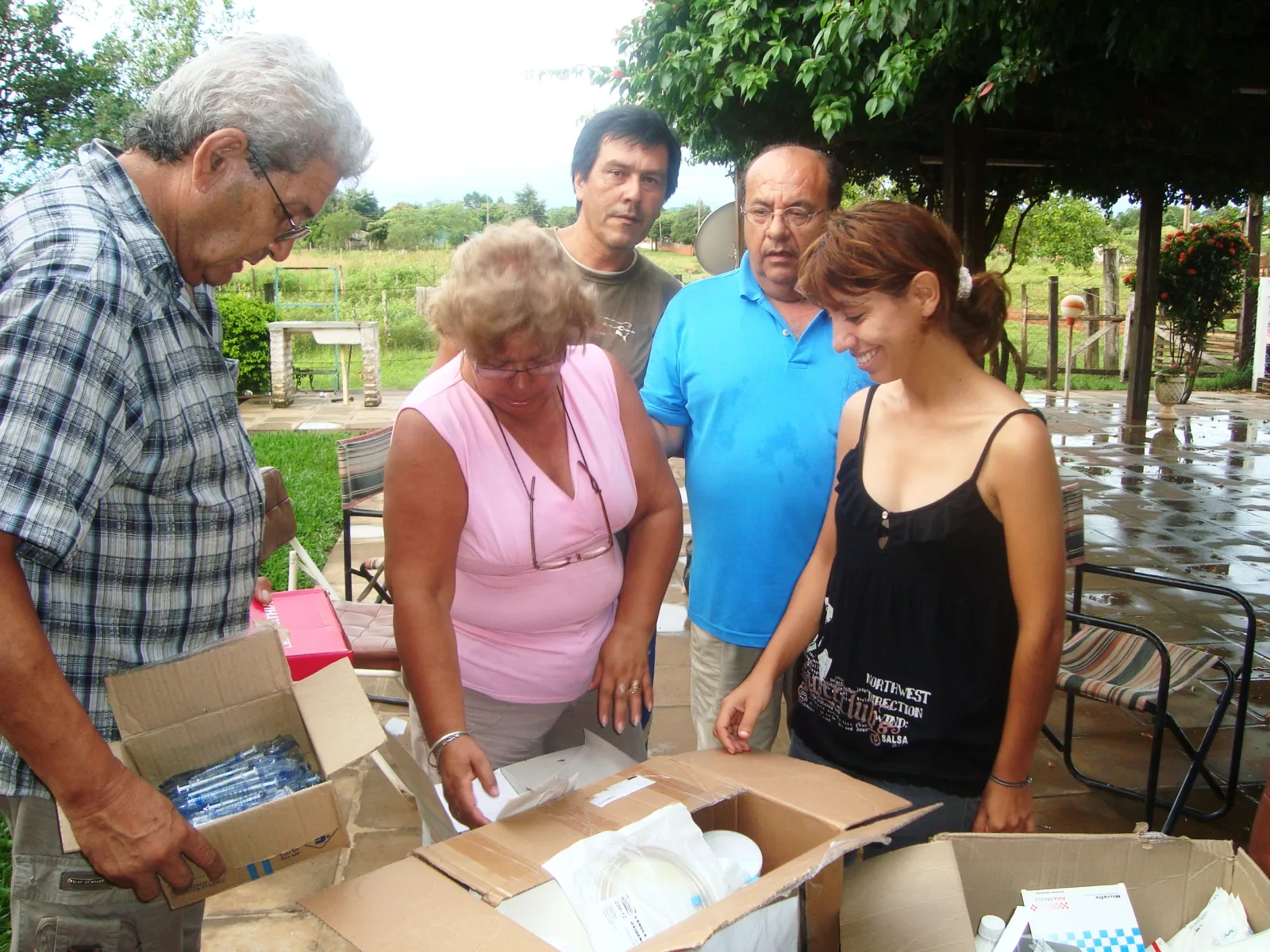 La joven directora del Centro de Salud de Abaí -médica recibida en Cuba- recibiendo los medicamentos.