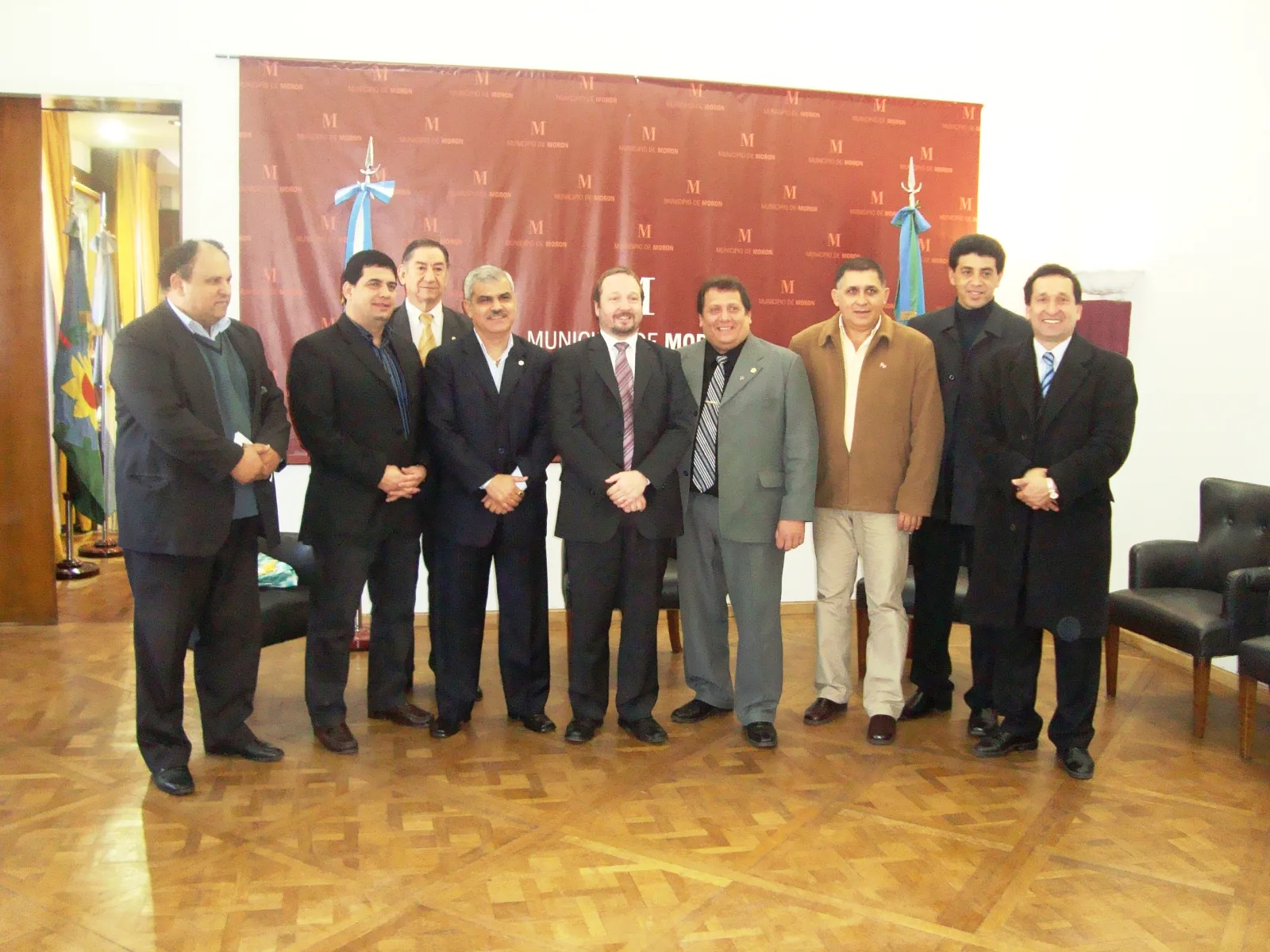 El Intendente de  la municipalidad de Morón. Martin Sabatella (centro) rodeado por la delegación visitante en agosto 2008. (foto archivo)