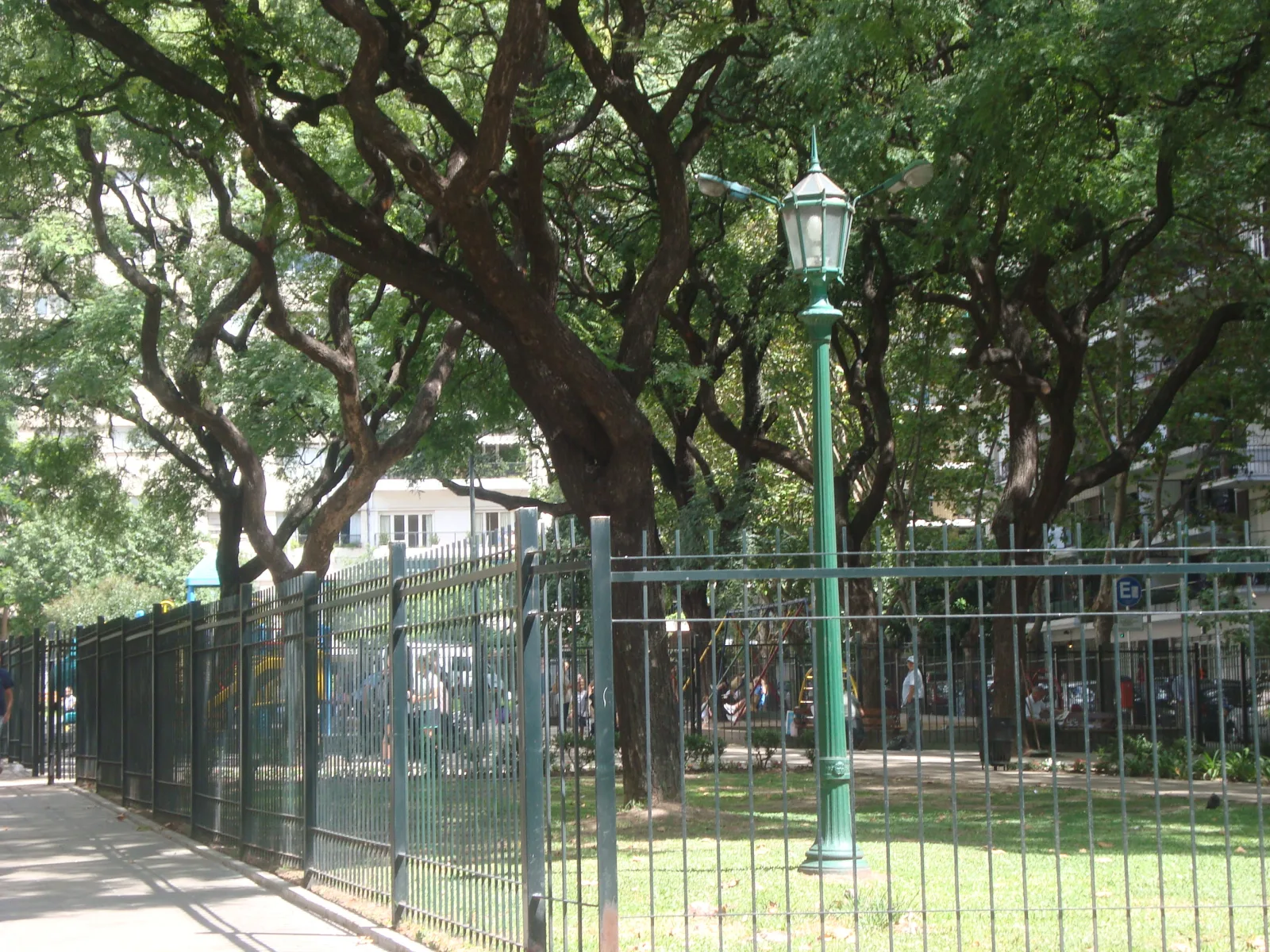 Comunidad 004 - Plaza enrejada