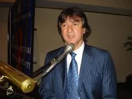 Nicol{as Aguayo
