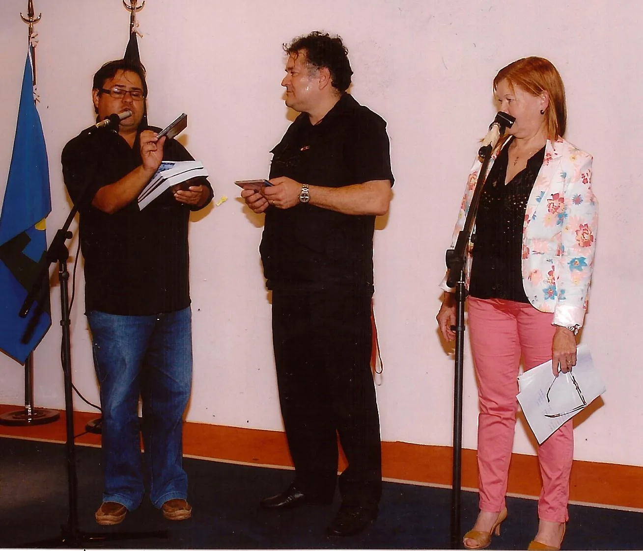 Fernando Denis Vera (centro) en su última actividad pública como presentador de la Orquesta Sinfónica Juvenil de Concepción (PY) en la sede del Deportivo Paraguayo el domingo pasado