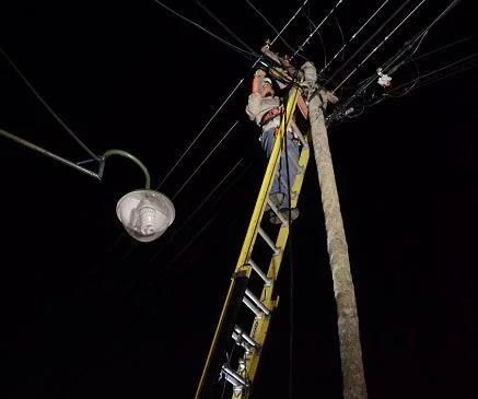 Según fuentes de la ANDE, cuadrillas duplicadas trabajan en el restablecimiento de la energía eléctrica en zonas afectadas. / Diego Peralbo, ABC Color