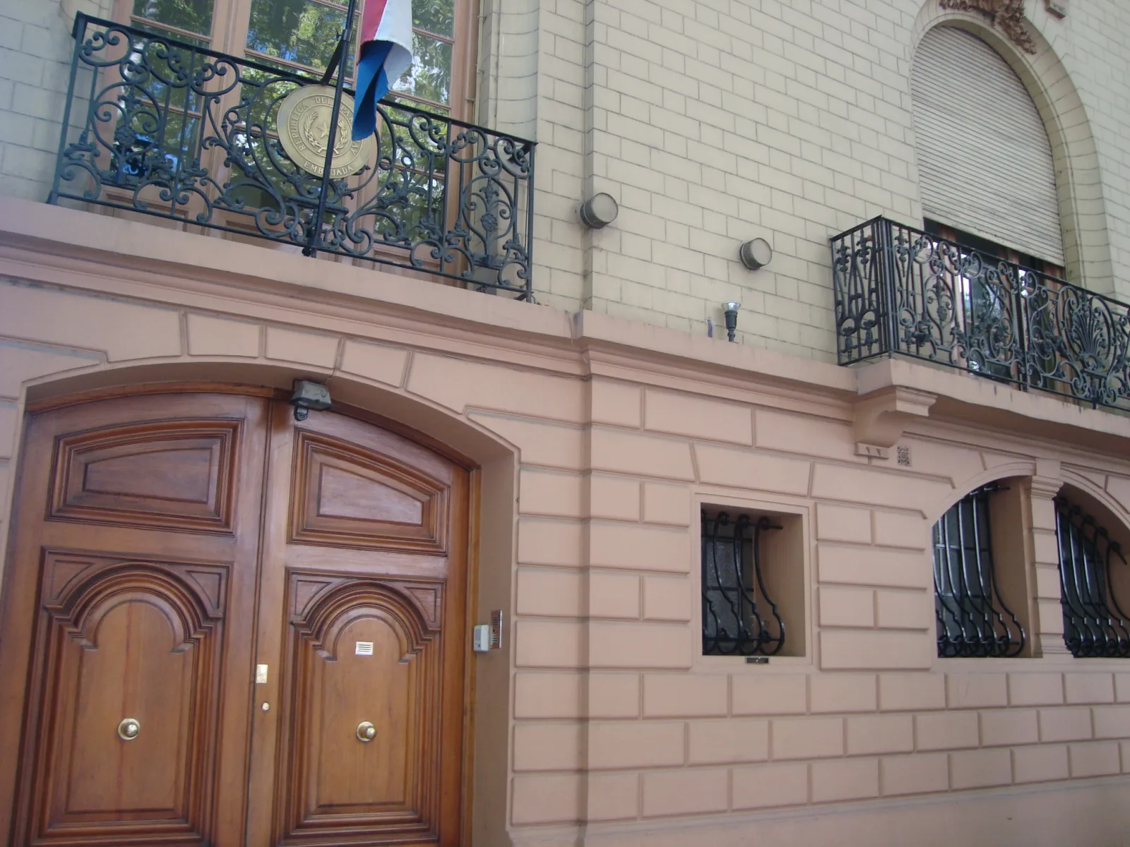La Embajada del Paraguay en la República Argentina está domiciliado en Av. Gral. Las Heras 2545, ciudad de Bs. As