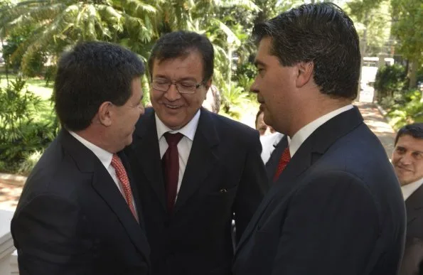 El presidente de la República, Horacio Cartes (i), recibió al jefe de Gabinete del Gobierno argentino, Jorge Capitanich, y al embajador Nicanor Duarte Frutos. / ABC Color