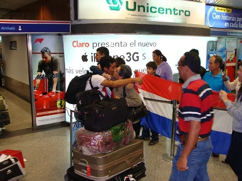 REpatriados 24-12-13-Llegada_de_compatriotas