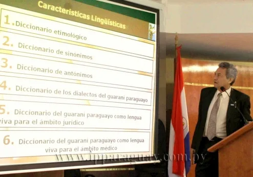 El profesor Ramón Silva, realizando la presentación del diccionario jurídico en lengua guaraní