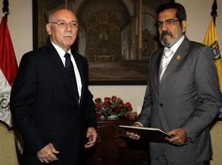 El ministro de Relaciones Exteriores de Paraguay, Eladio Loizaga (izq.), recibió el lunes al nuevo embajador de Venezuela en Asunción, Alfredo Murga (Foto: Andrés Cristaldo / EFE