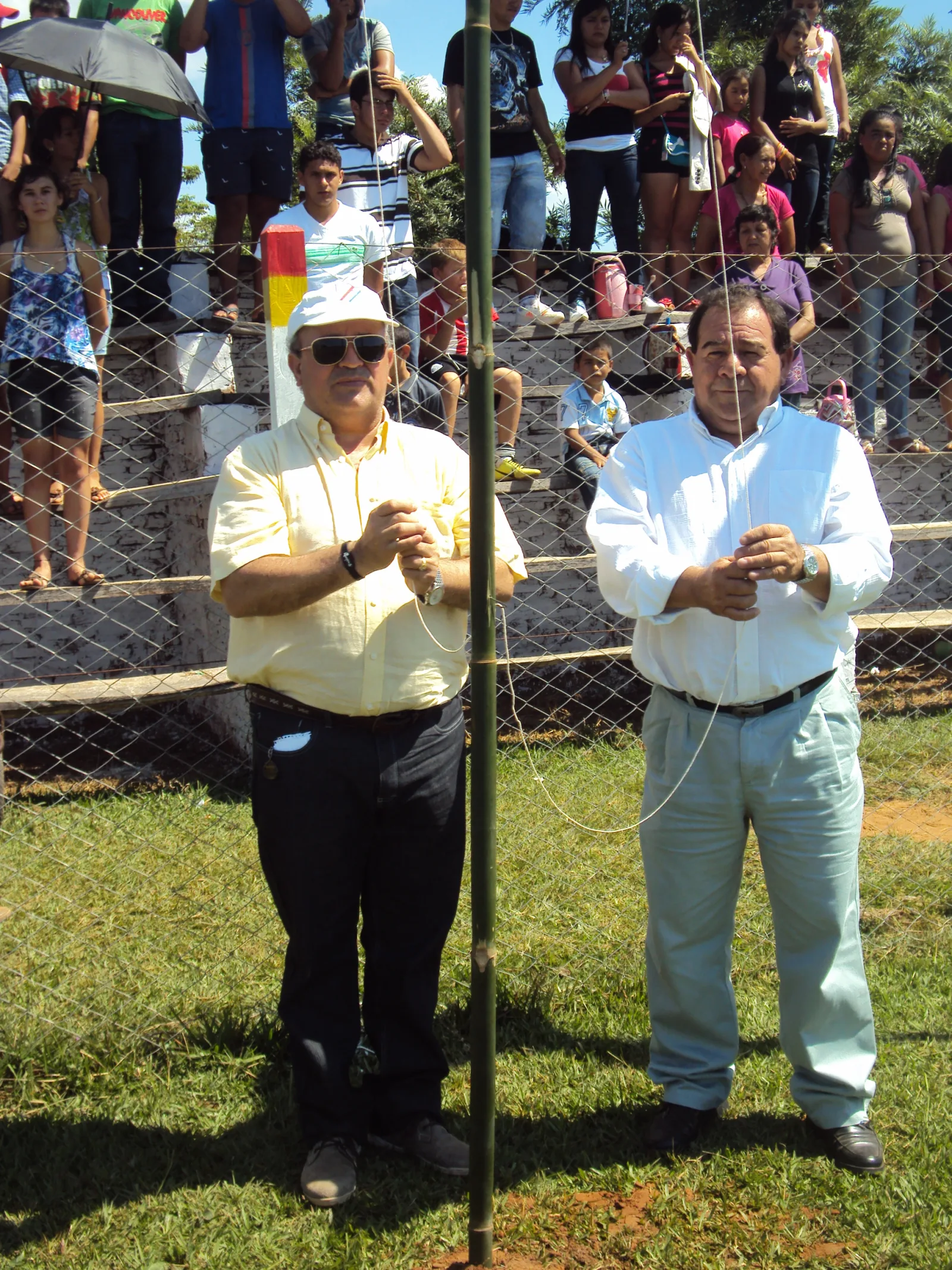Alipio Acosta (derecha) con Salomón Ramírez Santacruz, presidente del Deportivo Paraguayo de Argentina, en oportunidad de la inauguración del campeato de la Federación Abaíense de Futbol en marzo del año pasado