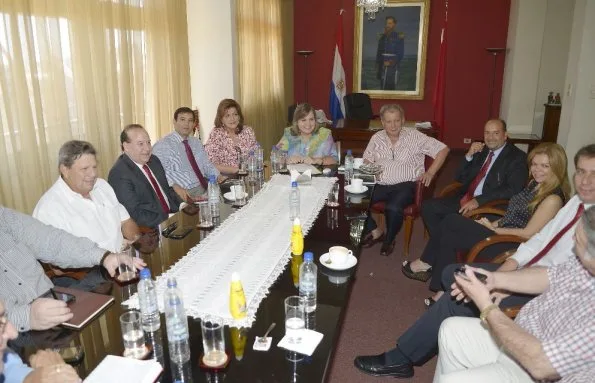 Los senadores Lilian Samaniego y Juan Carlos Galaverna (centro), con los miembros de la Comisión Ejecutiva de la ANR reunidos en la Junta de Gobierno del Partido Colorado. / Foto ABC Color