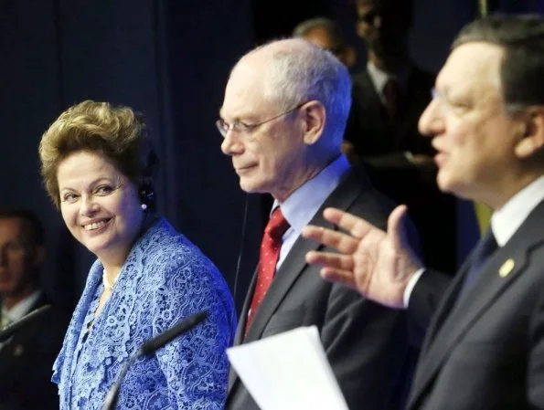 La presidenta del Brasil, Dilma Rousseff, escucha sonriente a José Manuel Durão Barroso, al lado de Herman Van Rompuy, máximas autoridades de la UE, ayer en Bruselas. / ABC Color