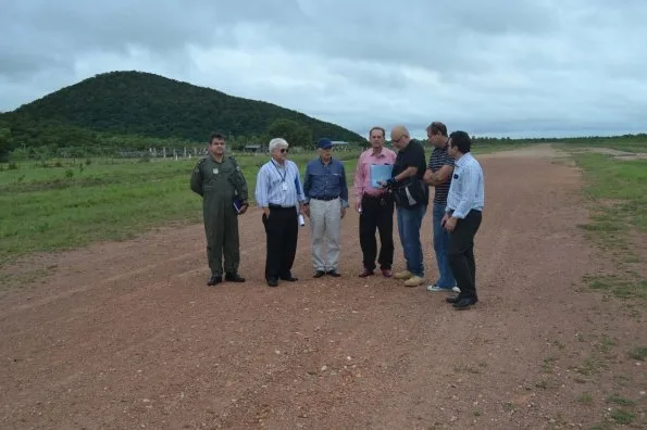 Comitiva interinstitucional que inspecciona el aeropuerto de Fuerte Olimpo, Chaco, desde hoy. / Carlos Almirón, ABC Color