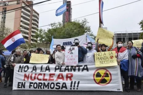 Paraguay no quiere una planta nuclear en su frontera. El problema es de larga data: en la foto una manfestación en contra en la ciudad de Pilar, Depto. de Ñeembucú, pegado a la Prov. de Formosa. Este departamento sería la más perjudicada.