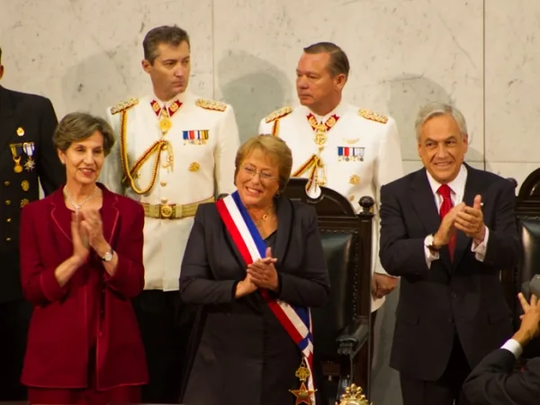 La flamante presidenta de Chile (centro) rodead por la senadora Isabel Allende y el presidente saliente Sebastián Piñera.