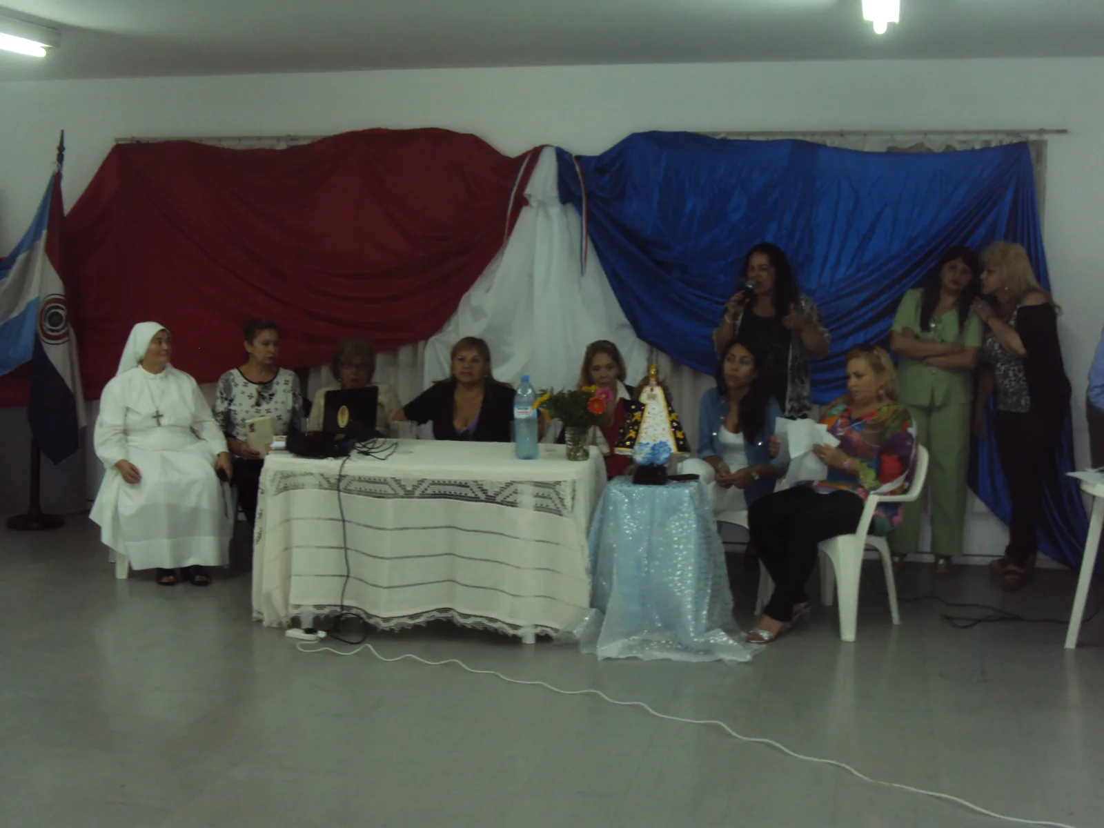 Hermana Lucía Portillo, Elcira Viviani, Rufina Giménez, Marisa Valiente, Isabel Ruiz Días, Romina Benítez Cabral y Blanca Mazacotte. Atrás: (paradas) Kathy Ozuna-López, Feliciana Gamarra y Betty Diarte.
