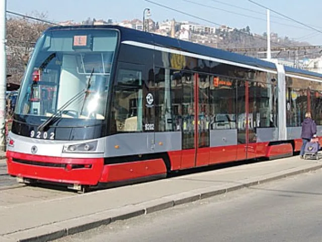 Modelo. El Tramvaj Škoda 15T ForCity (origen checo) es el vehículo que Fepasa tiene en mente
