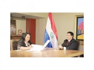 Mano a mano. La periodista Mina Feliciángeli mantuvo una entrevista de más de una hora y media con el presidente Horacio Cartes, en Mburuvicha Róga.