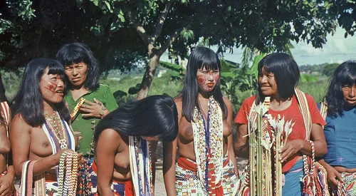 Indígenas de la etnia maká