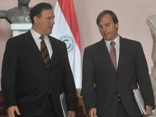 El ministro de Obras, Ramón Jiménez Gaona (i), y el Secretario y jefe del Gabinete Civil de la Presidencia de la República Juan Carlos López Moreira Borgognon