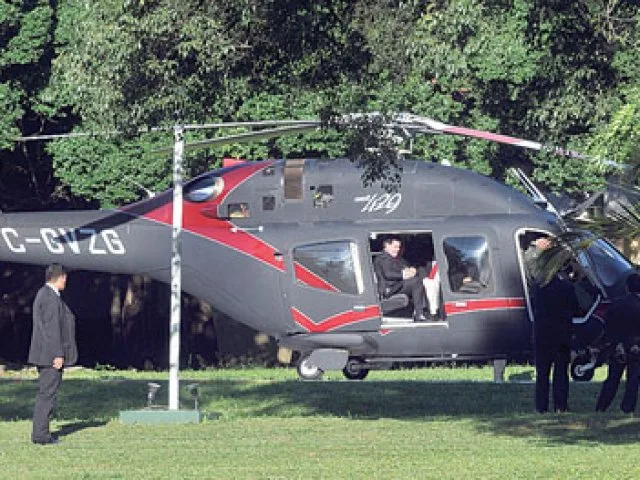 Preciso instante en que el presidente de la República aborda en Mburuvicha Róga la aeronave que adquirió