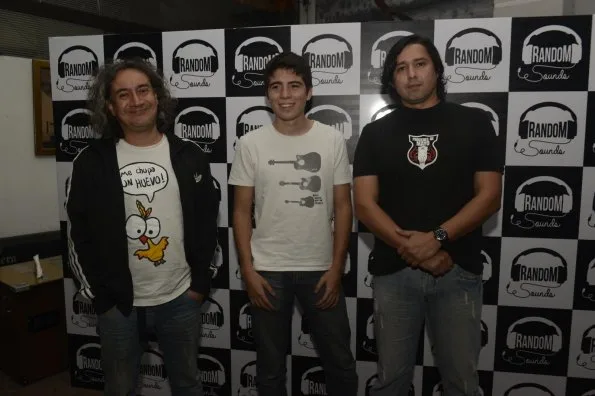 El músico Rolando Chaparro (i), el creador de Random Sounds, Mark Meyer (c) y el músico Omar Ocampos, / Foto: Celso Ríos, abc.com.py