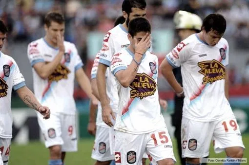 Arsenal quedó sin municiones y se retira de la cancha al finalizar el partido (foto Telam)