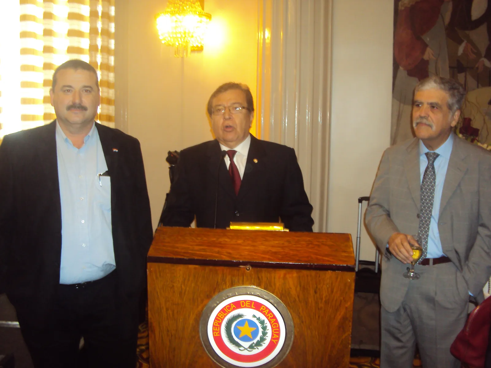 En el hotel Plaza: Juan B. Ramírez, presidente de la Cámara de Diputados del Paraguay, Nicanor Duarte Frutos y Julio de Vido, Ministro de Planificación de la Argentina.