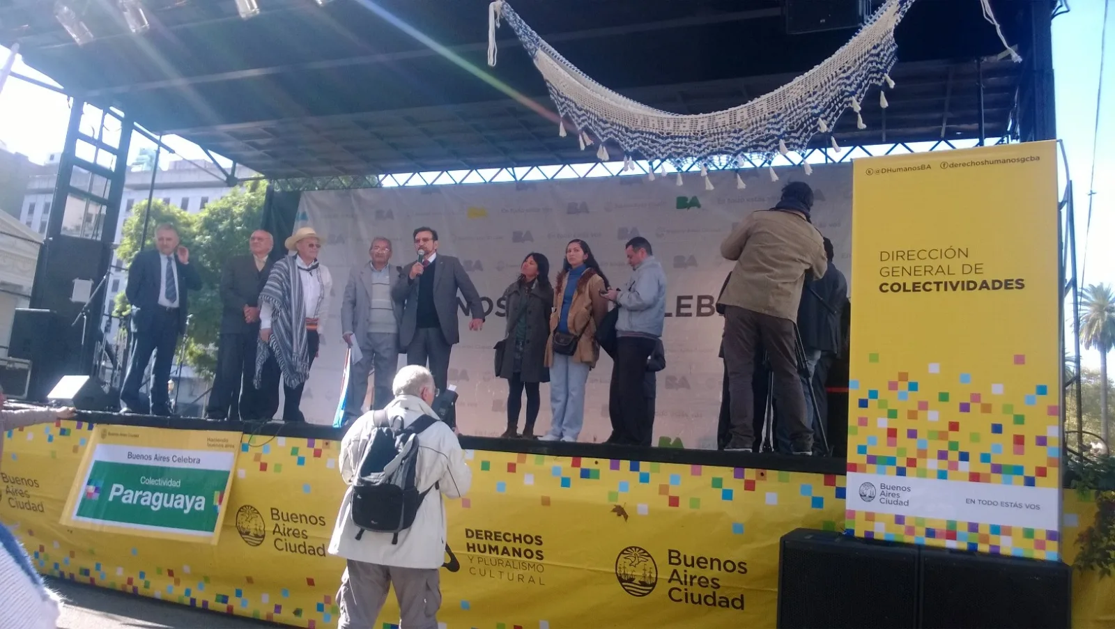 BUENOS AIRES - Escenario central de la celebración de la Indepedencia del Paraguay.  En la imagen observamos al Ministro Bogado Poisson y profesores del Idioma guaraní beneficiados con los materiales literarios, bibliográficos y linguisticos.
