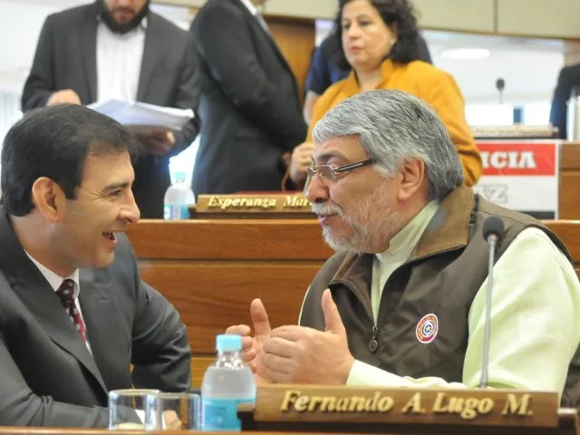 Borrón y cuenta nueva. Fernando Lugo conversa con el colorado Silvio Ovelar, uno de los que votaron por su destitución.