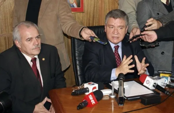 El viceministro de Comercio, Pablo Cuevas (d), acompañado del director jurídico del MIC, Juan Vicente Talavera, denuncia el presunto ingreso de mercaderías ilegales. / ABC Color