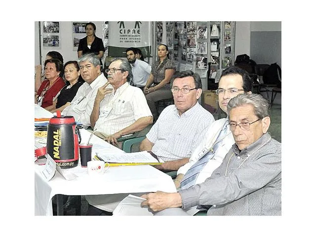 Académicos. Alcibíades González Delvalle, Mario Rubén Álvarez y Feliciano Acosta, entre otros, en la asamblea (uhora.com)