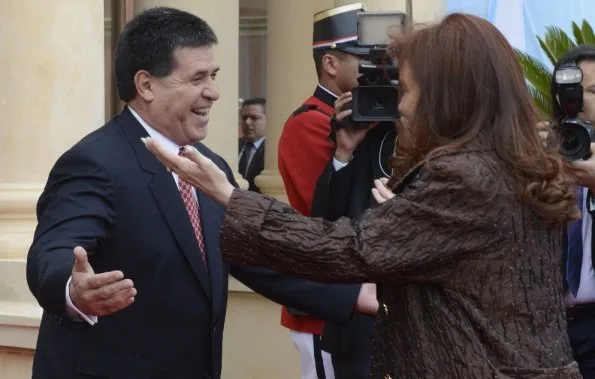 Cristina fue recibida con los brazos abiertos y una amplia sonrisa por el presidente del Paraguay