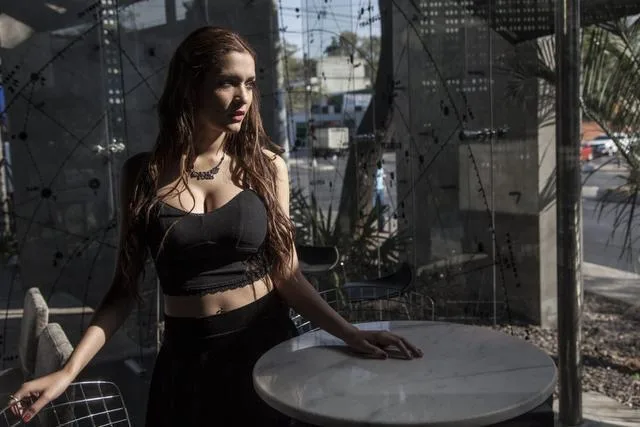 Rebeka Velázquez Morales, de 19 años, tras su sesión de fotos de casting el sábado pasado en Asunción (foto Santi Cameri/EFE)