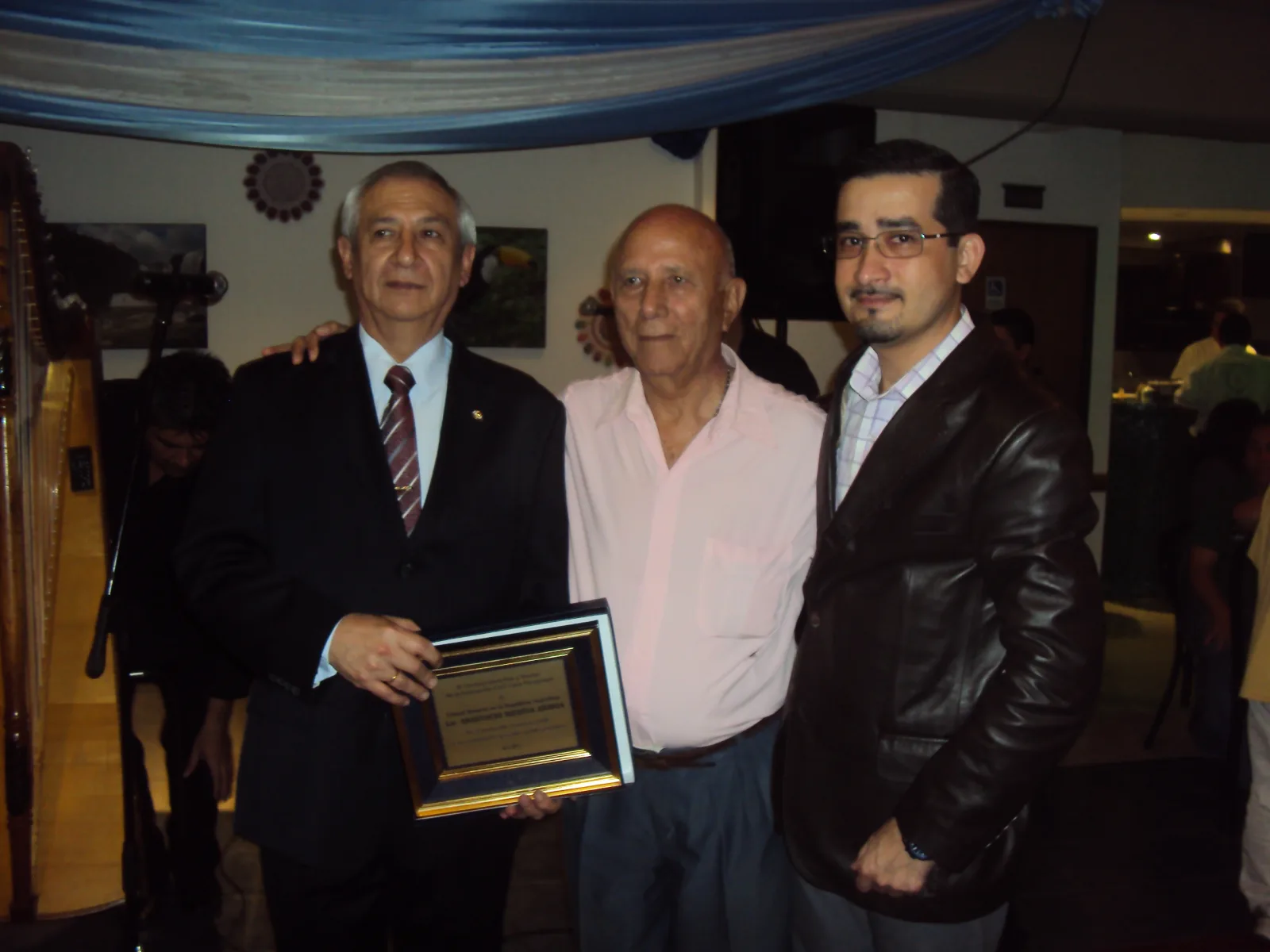 Anastacio Medina Armoa (I) y Cristóbal Bobadilla (D) con Alfredo Rojas, directivo de Casa Paraguaya de Bs. As. en un acto homenaje que la institución hiciera a los mencionados fun cionarios consulares por término de misión.